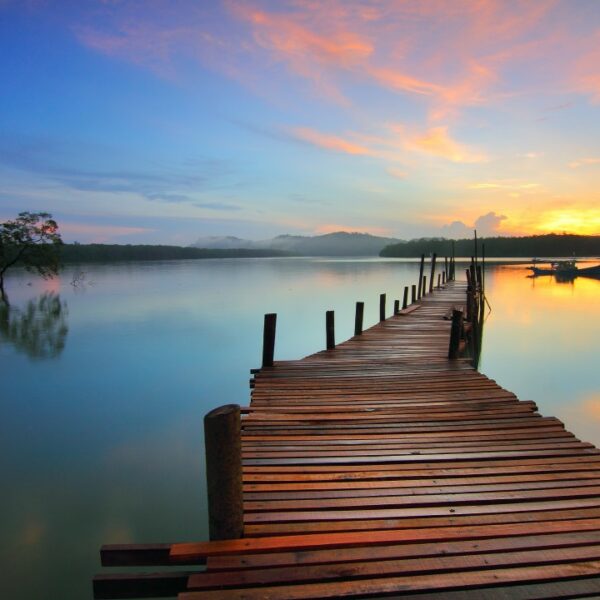 ponton lac au crépuscule