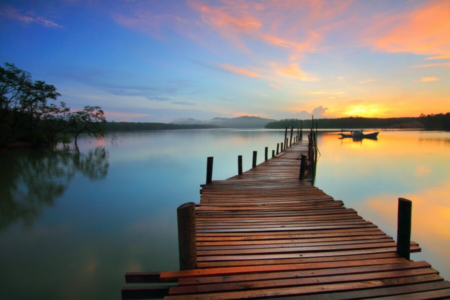 ponton lac au crépuscule